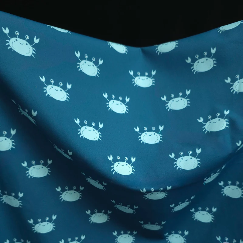 Tissu maillot de bain extensible dans les 4 sens | Crabes Heureux | Sarcelle et bleu pâle | Exclusivité Les Tissées