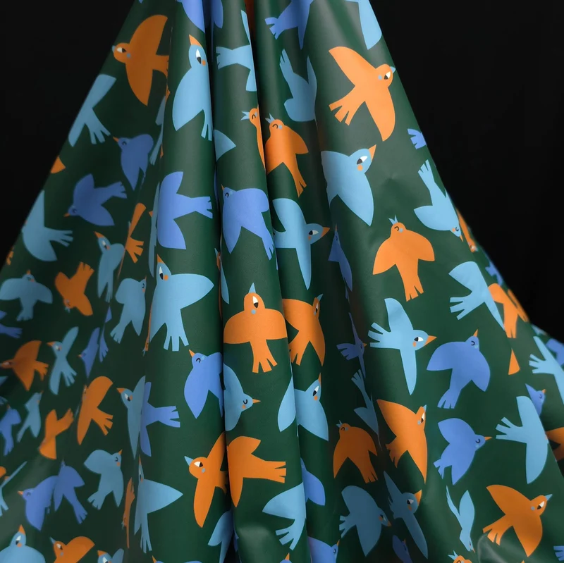 Tissu Imperméable | Oiseaux Colorés sur Fond Vert | Certifié Oeko-Tex