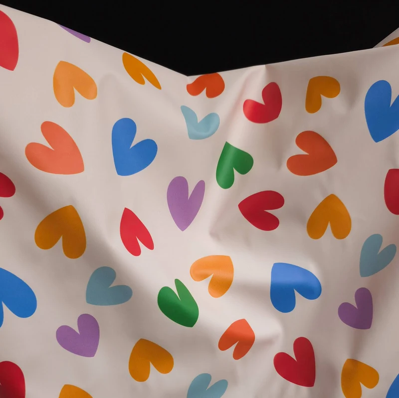 Tissu Imperméable | Cœurs Multicolores sur Écru | Certifié Oeko-Tex