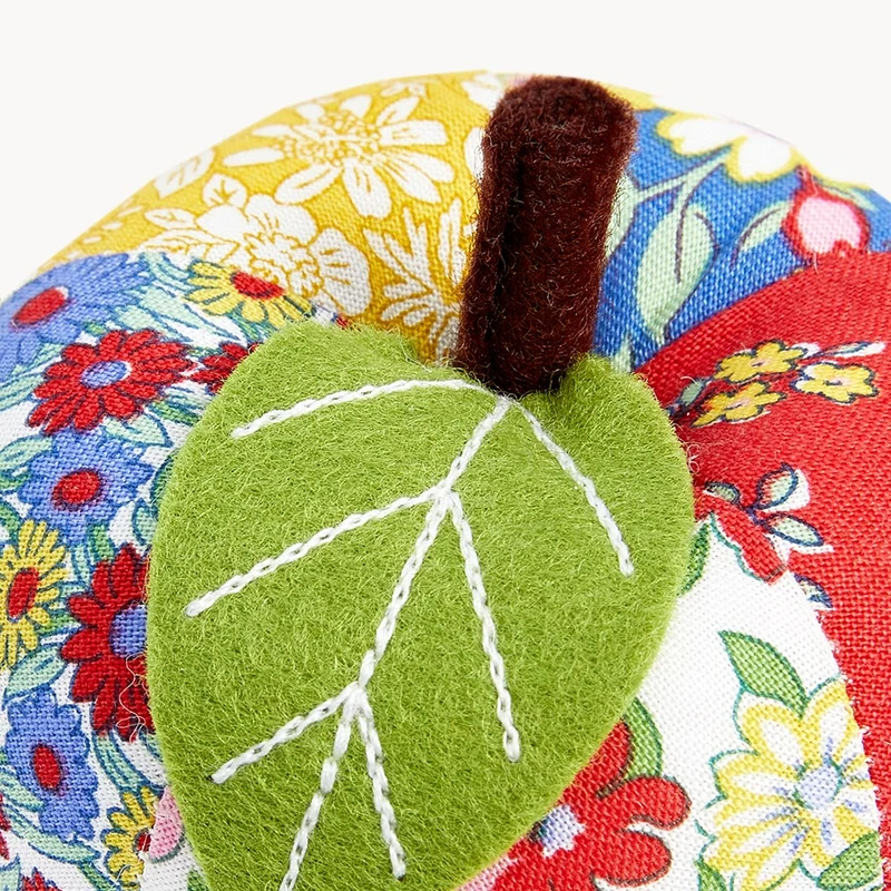Liberty | Coussin à épingles Pomme | Collection Heirloom