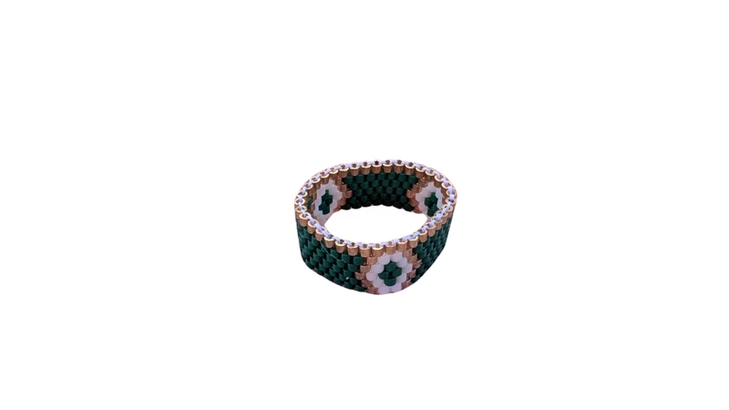 Bague Large Tissée en Perles de Verre – Motif Géométrique Ethno-Chic (Vert Sapin, Blanc & Doré)
