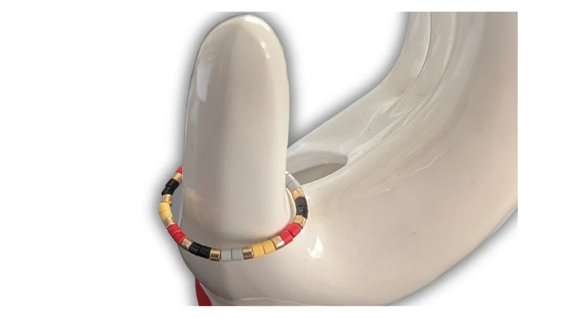 Bague Élastique Fine en Perles de Verre – Contrastes Graphiques (Rouge, Gris, Jaune & Noir)