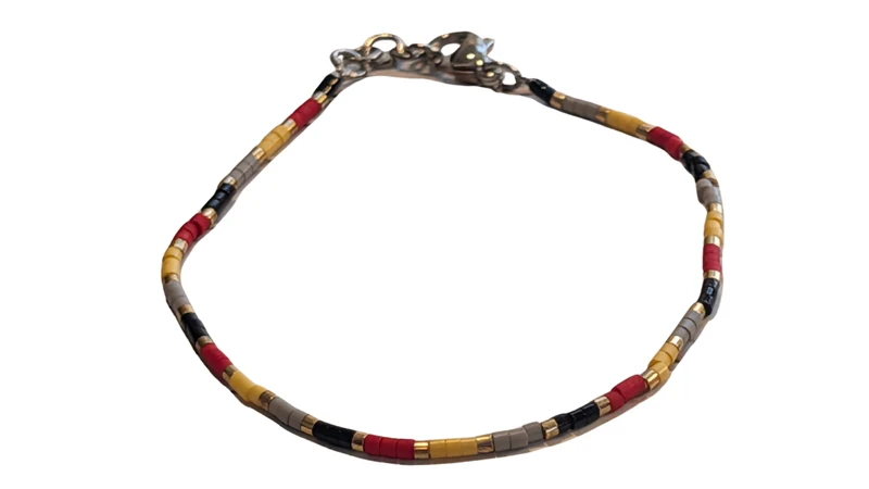 Bracelet Fin en Perles de Verre – Contrastes Graphiques (Rouge, Gris, Jaune & Noir)