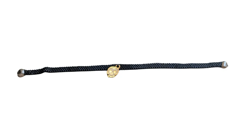 Bracelet Tissé Noir & Breloque Crâne Blanc
