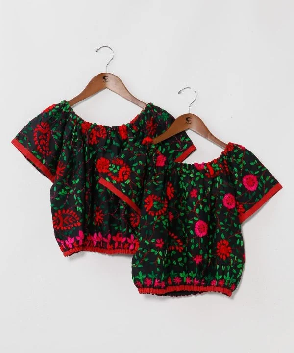 Crop top brodé de fleurs