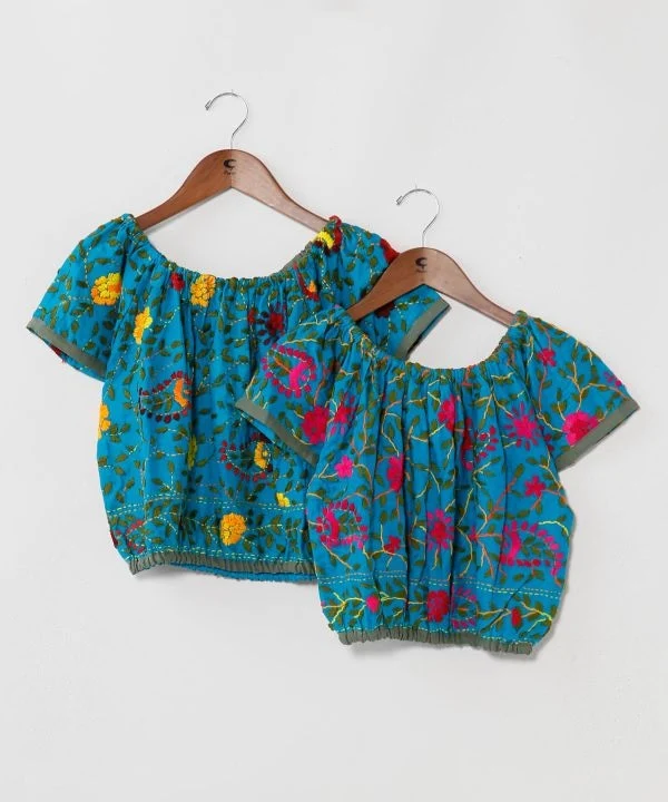 Crop top brodé de fleurs