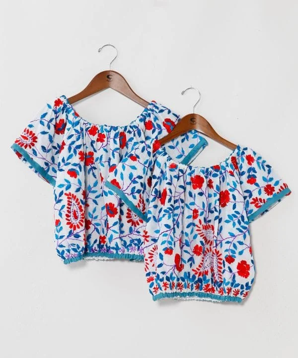 Crop top brodé de fleurs
