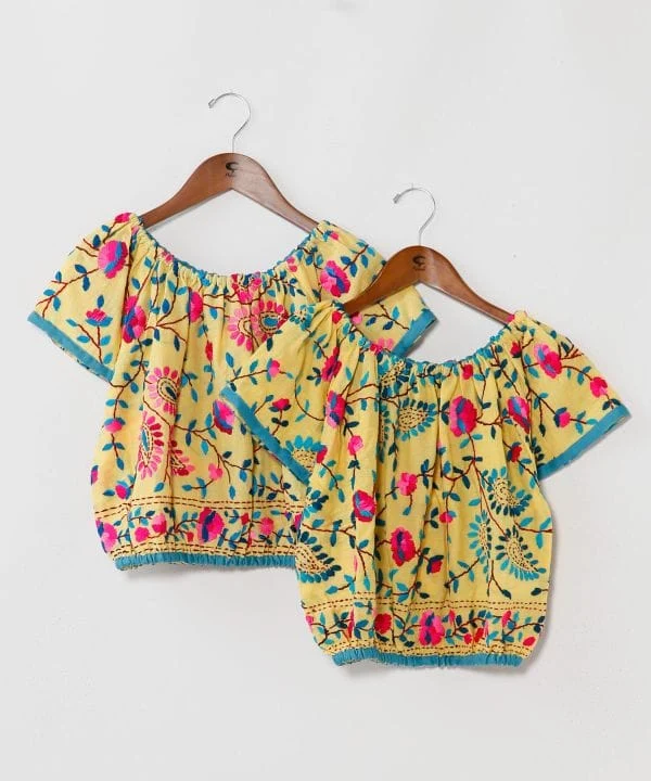 Crop top brodé de fleurs