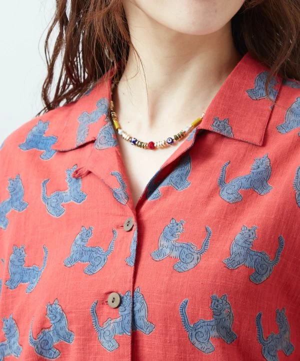Chemise à col ouvert à motif tibétain