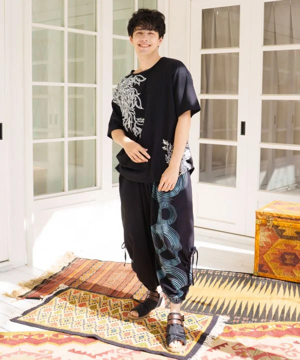 AMINA T-shirt à imprimé asymétrique x VORRUK