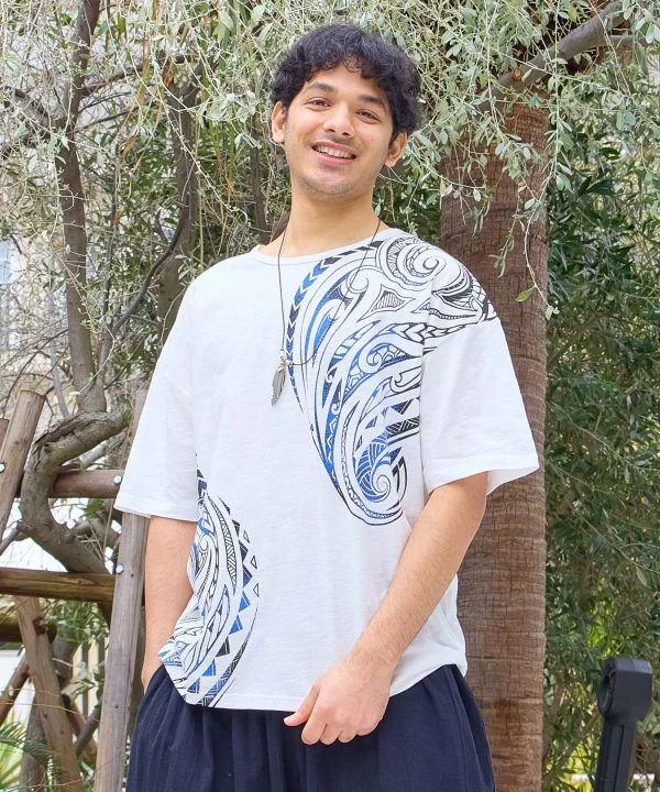 T-shirt à motif tribal en flammage