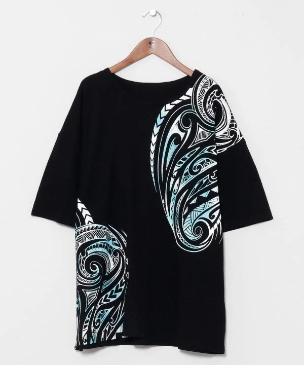 T-shirt à motif tribal en flammage