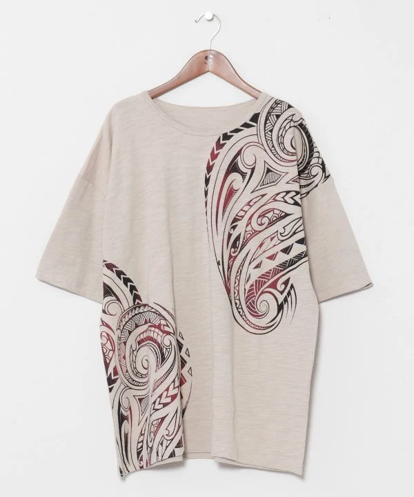 T-shirt à motif tribal en flammage
