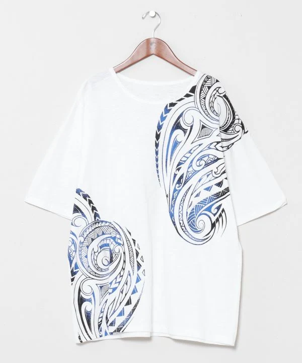 T-shirt à motif tribal en flammage
