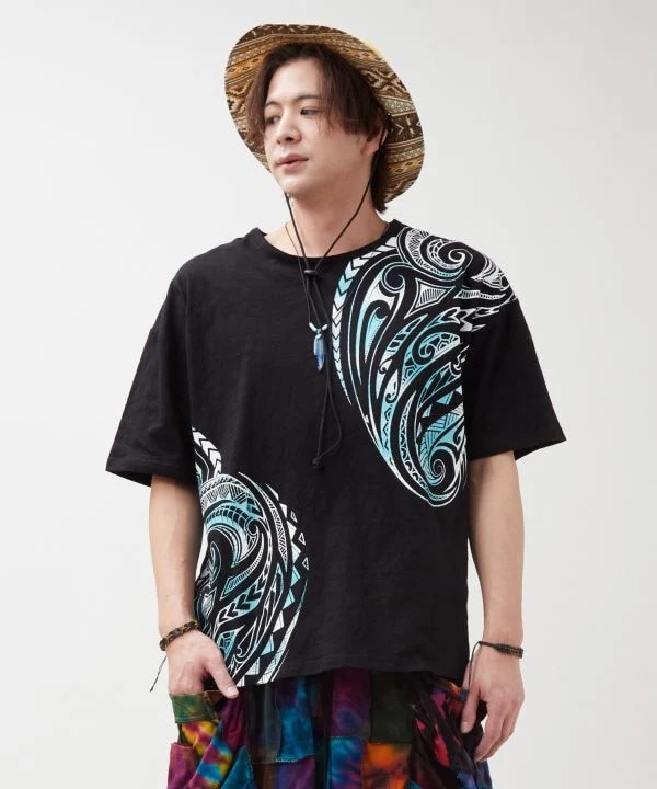 T-shirt à motif tribal en flammage