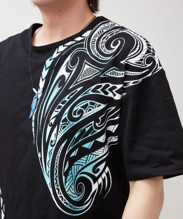 T-shirt à motif tribal en flammage
