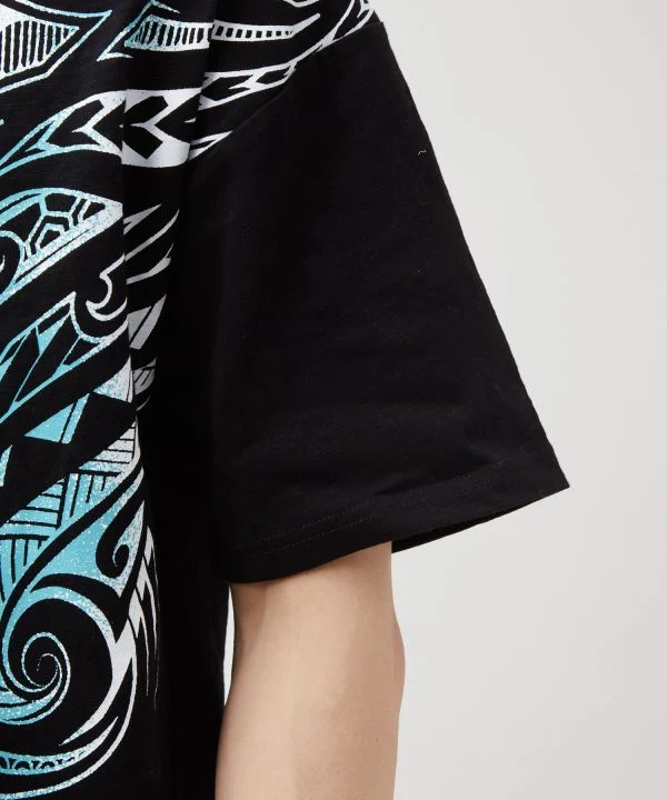 T-shirt à motif tribal en flammage