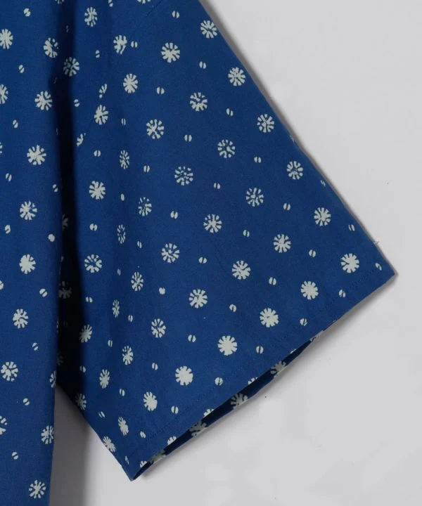 Chemise courte imprimée à la planche indigo