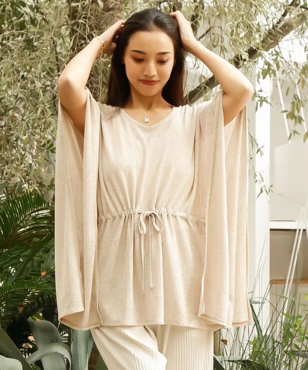 Haut en maille à texture transparente et ceinture nouée à la taille
