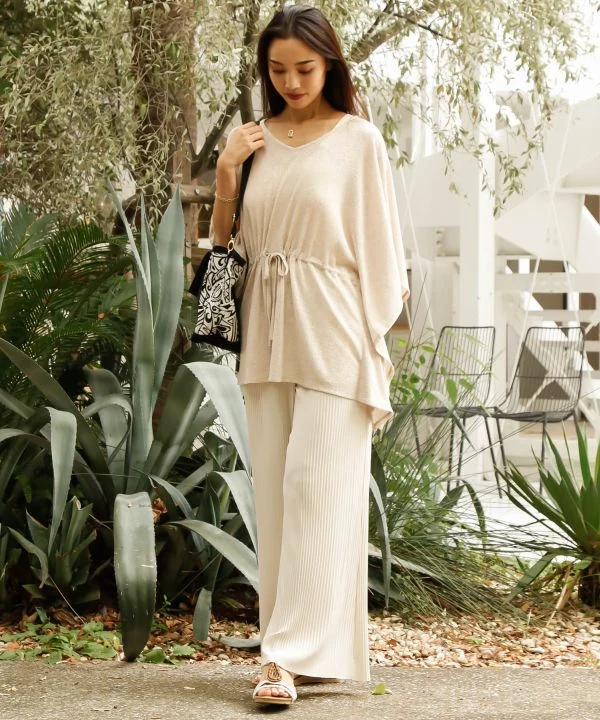 Haut en maille à texture transparente et ceinture nouée à la taille