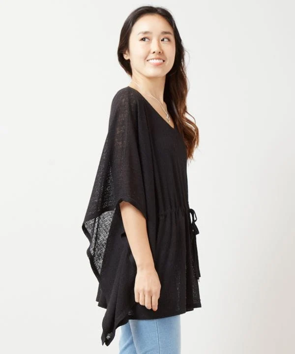 Haut en maille à texture transparente et ceinture nouée à la taille