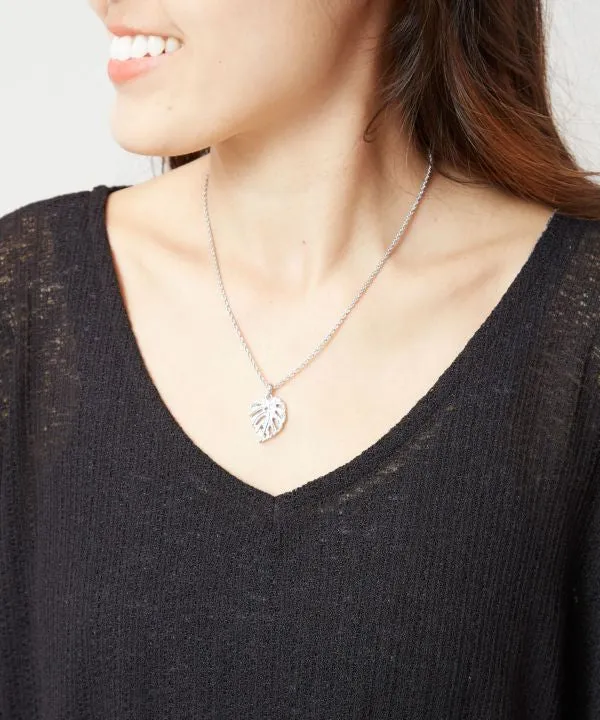 Haut en maille à texture transparente et ceinture nouée à la taille