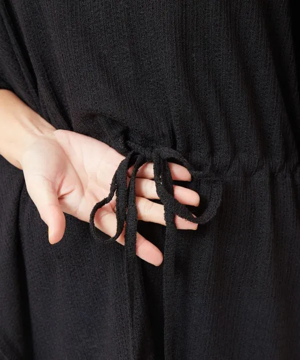 Haut en maille à texture transparente et ceinture nouée à la taille