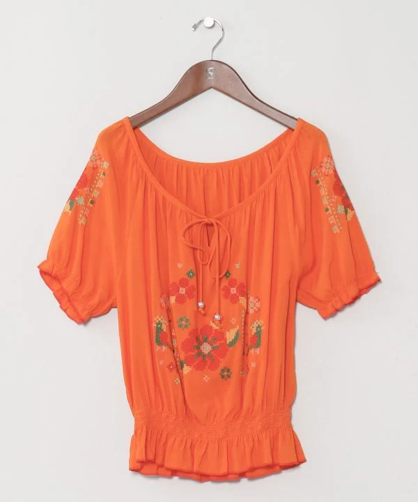 Haut en rayonne à broderie folklorique
