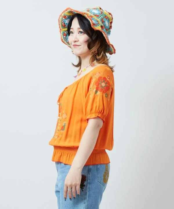 Haut en rayonne à broderie folklorique