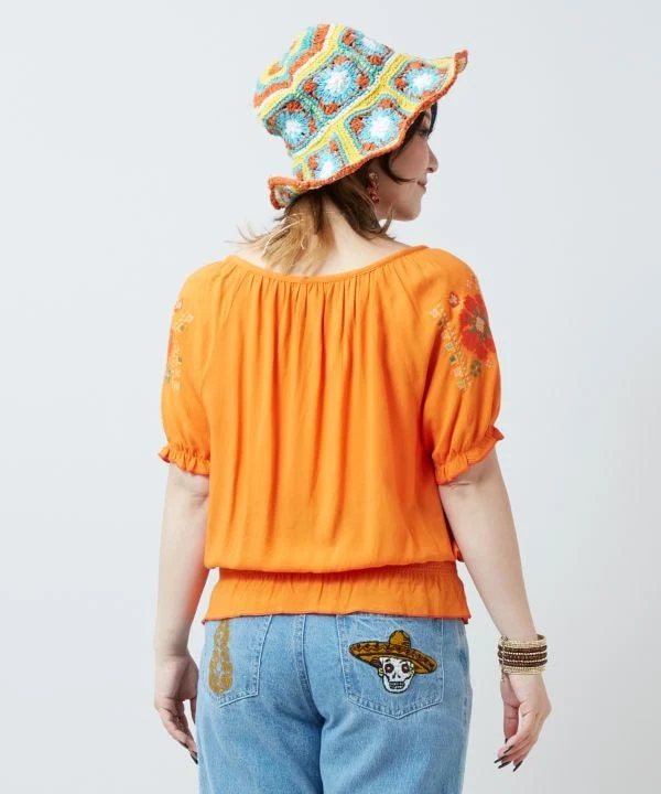 Haut en rayonne à broderie folklorique
