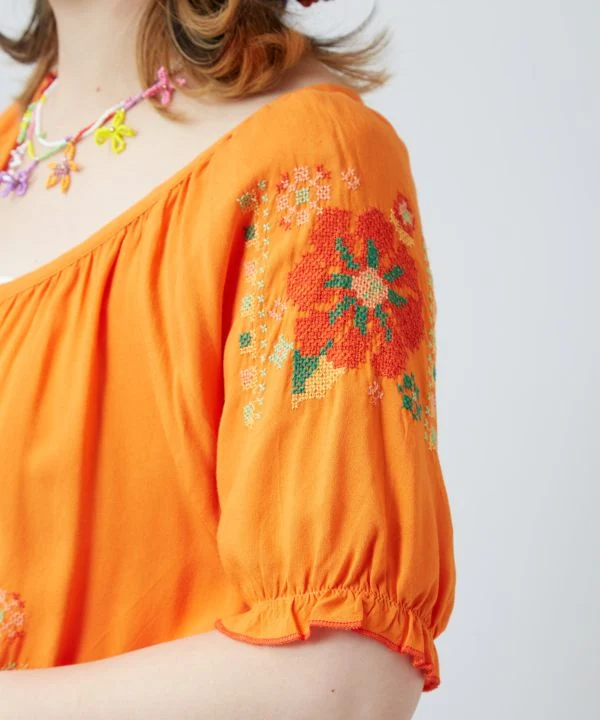 Haut en rayonne à broderie folklorique