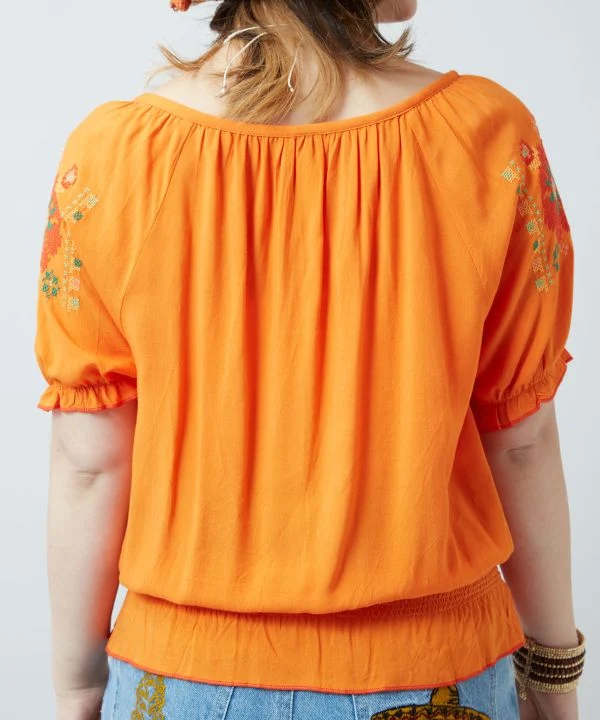 Haut en rayonne à broderie folklorique