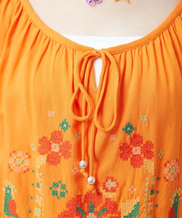 Haut en rayonne à broderie folklorique