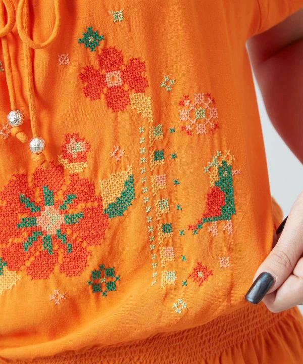 Haut en rayonne à broderie folklorique