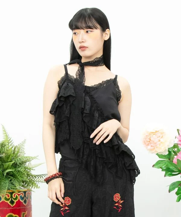 Haut asymétrique en textile superposé