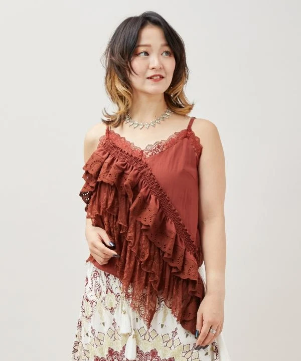 Haut asymétrique en textile superposé