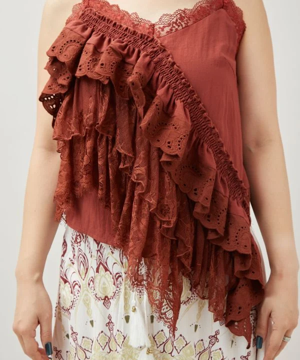 Haut asymétrique en textile superposé
