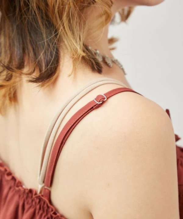 Haut asymétrique en textile superposé