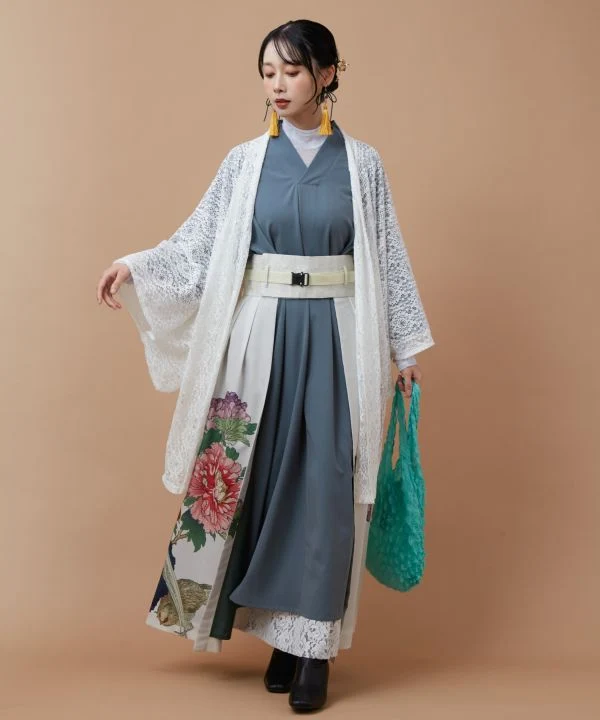 KATAUTSUSHI - Haut intérieur transparent à fleurs
