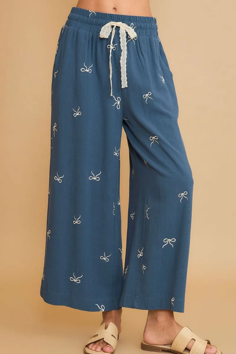 Pantalon large Umgee en dentelle avec cordon de serrage et nœud brodé, grande taille