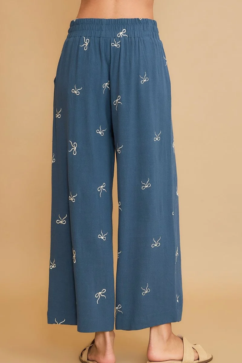Pantalon large Umgee en dentelle avec cordon de serrage et nœud brodé, grande taille
