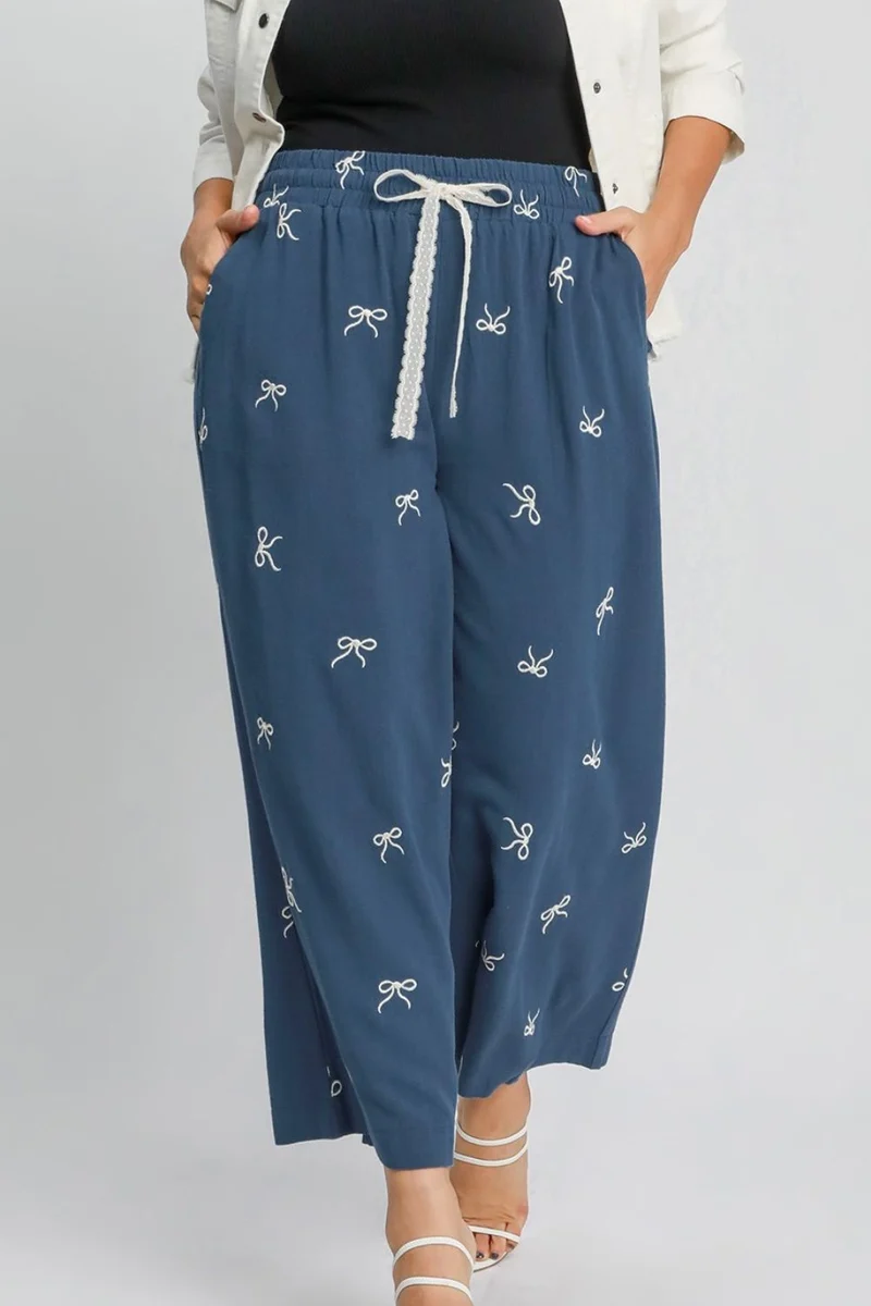Pantalon large Umgee en dentelle avec cordon de serrage et nœud brodé, grande taille