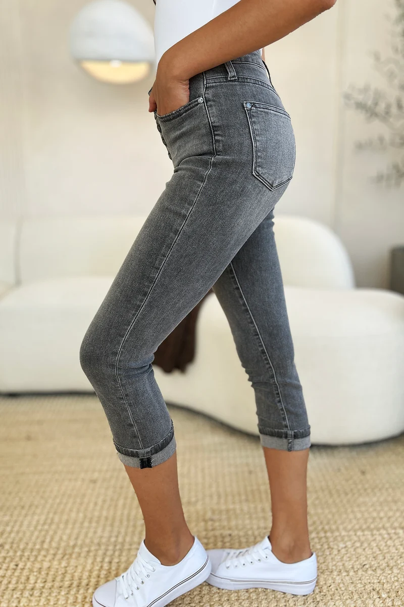 Capri taille haute à revers et braguette boutonnée Judy Blue