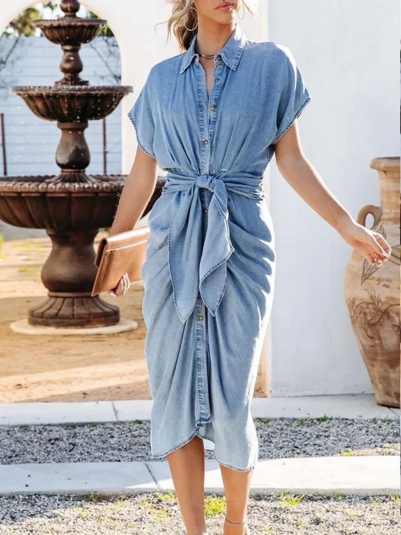 Robe en jean à manches courtes et col noué à la taille