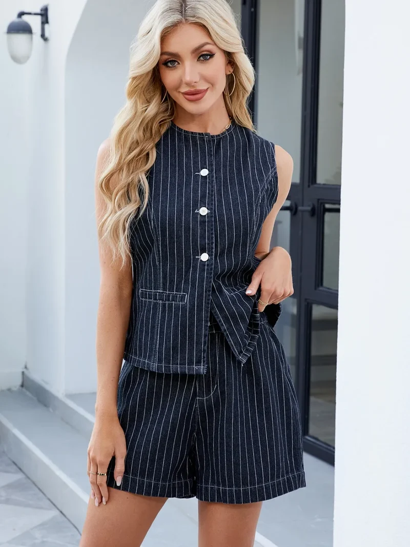 Ensemble haut rayé à col rond et short en jean