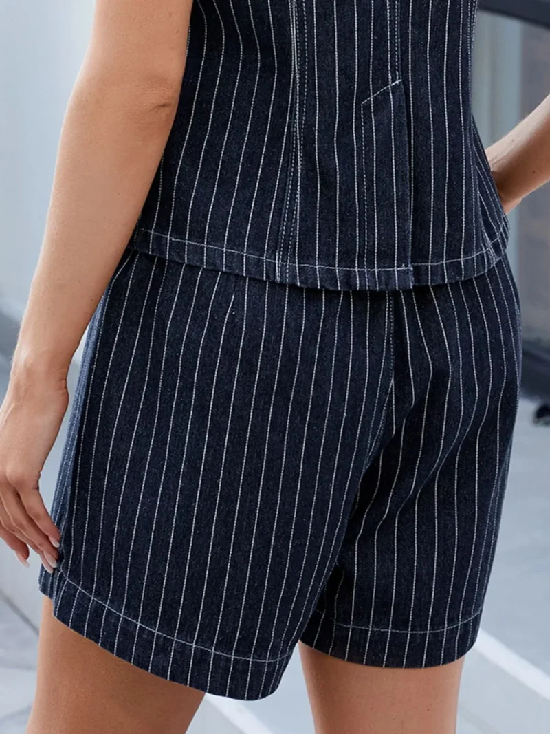 Ensemble haut rayé à col rond et short en jean
