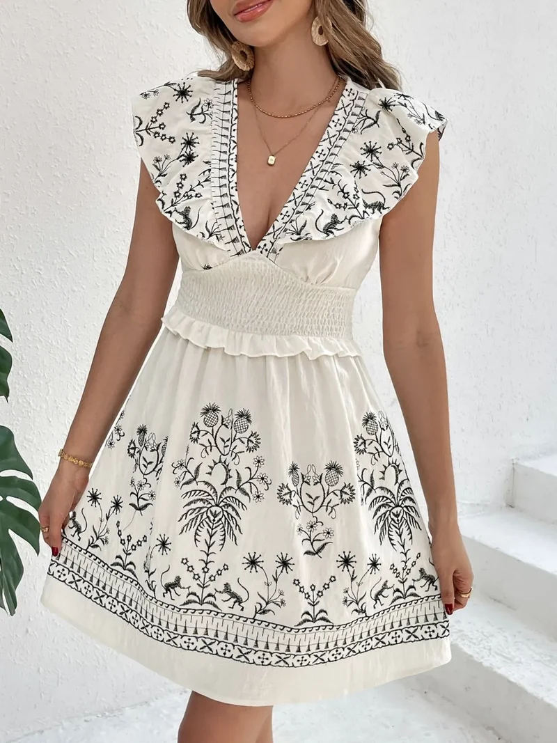 Robe courte à manches courtes smockées et volants