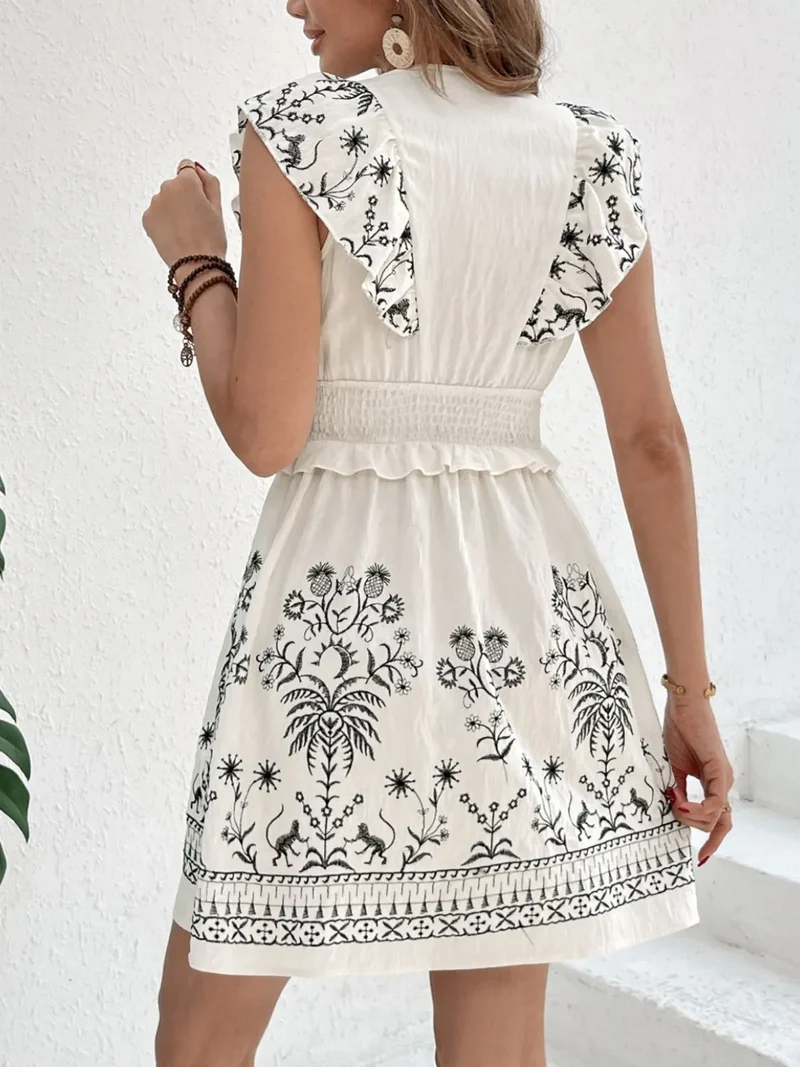 Robe courte à manches courtes smockées et volants