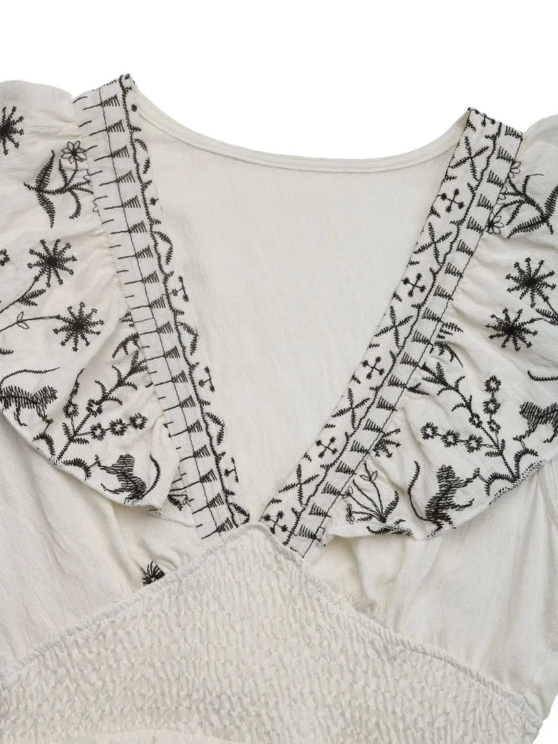 Robe courte à manches courtes smockées et volants