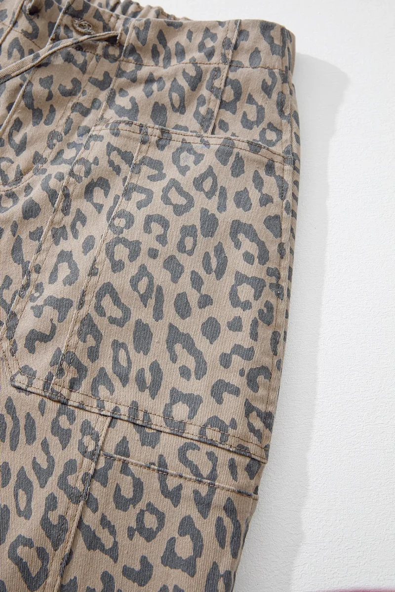Jean à jambe large avec cordon de serrage à la taille et poches à imprimé léopard